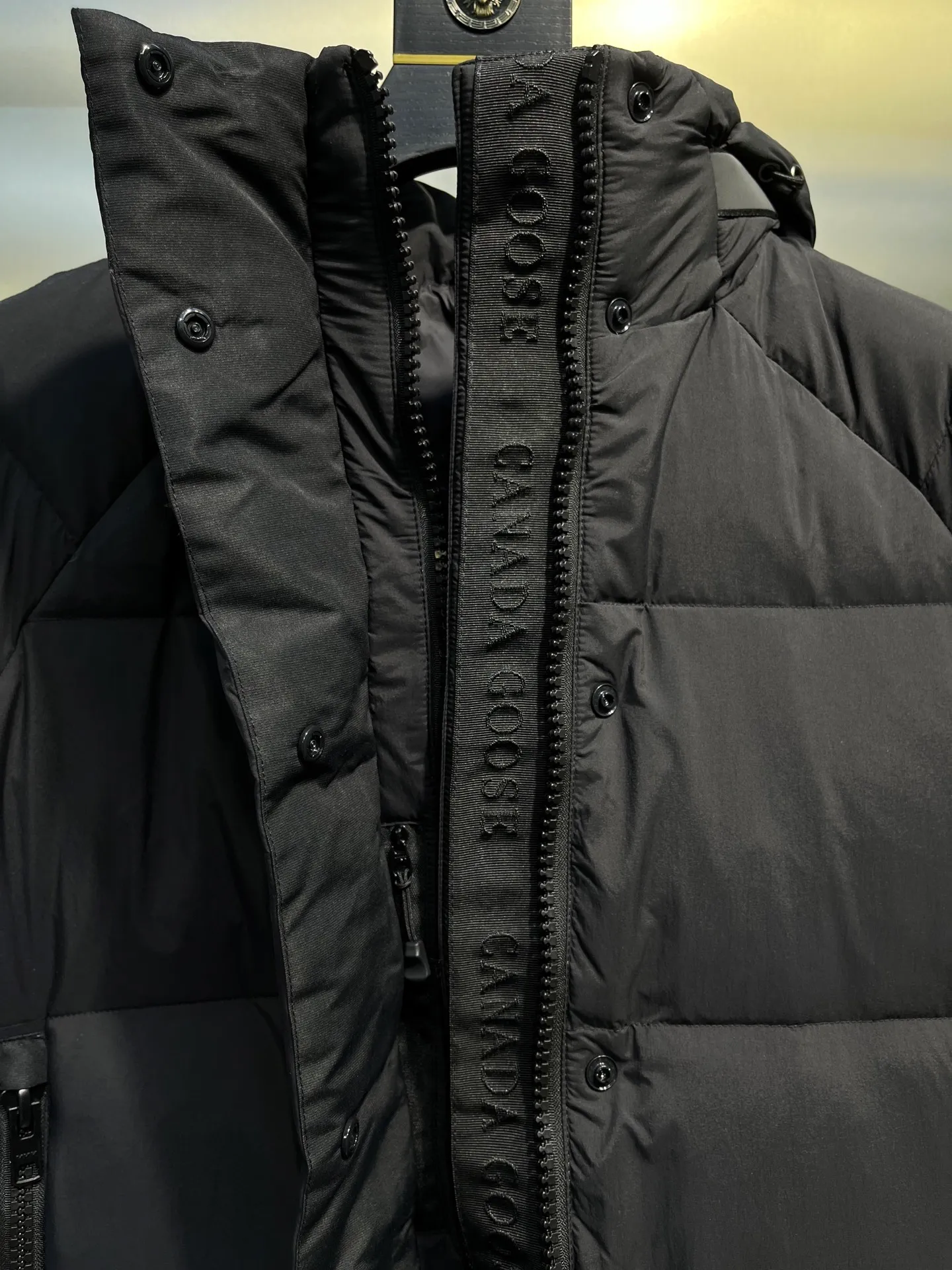 P740 Canada Goose🌟Ouyang Nana's same style 3m reflective black label down jacket junction junction parka is light weight and warm. The Junction Parka is made from soft enduraluxe fabric with cordura for added durability in high-wear areas, making it lightweight and durable. 360-degree reflective strips on the collar improve visibility in low-light environments. Features a removable hood for easy wearing during transitional periods when the weather warms up.  size：xs-xxl